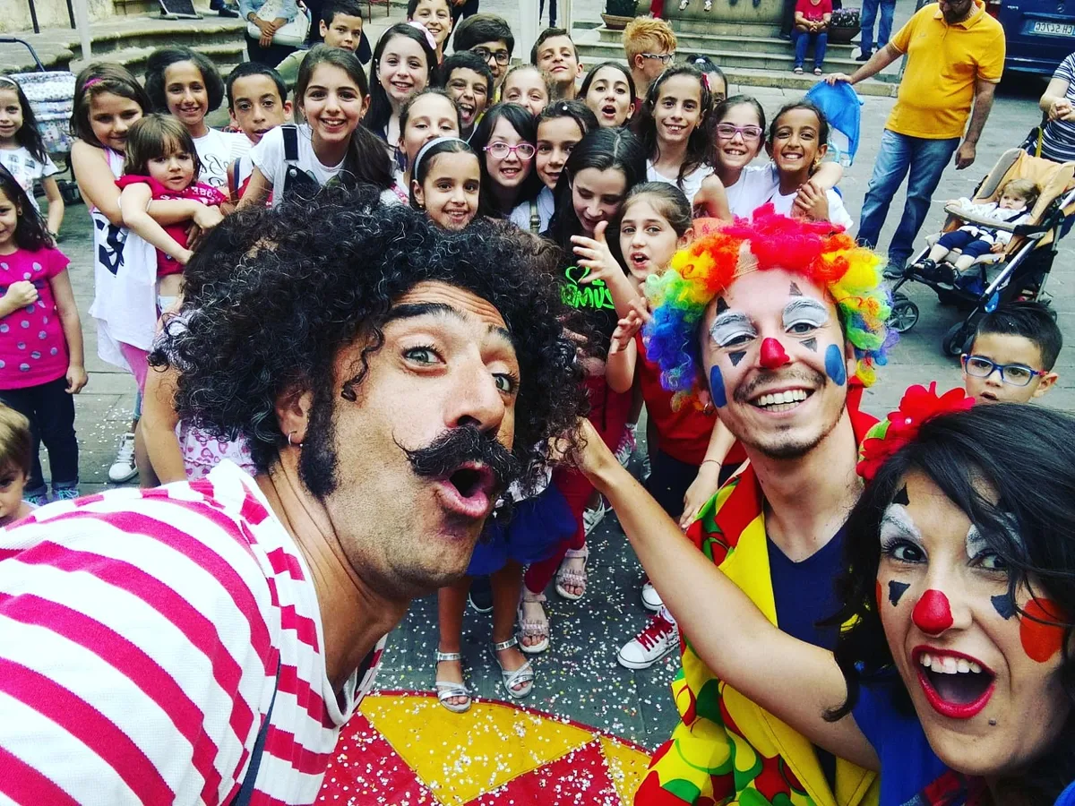 Il Mago Max durante uno spettacolo di magia per bambini al Carnevale
