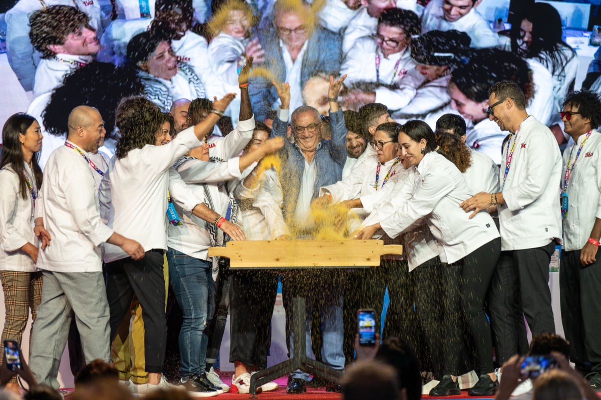 Cous Cous Fest San Vito Lo Capo, inaugurazione con gli chef che lanciano la semola in aria - festa siciliana estiva
