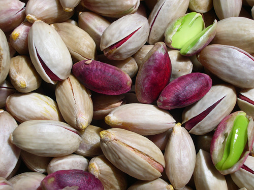 Pistacchio Verde di Bronte DOP appena raccolto, prodotto identitario dell'Etna