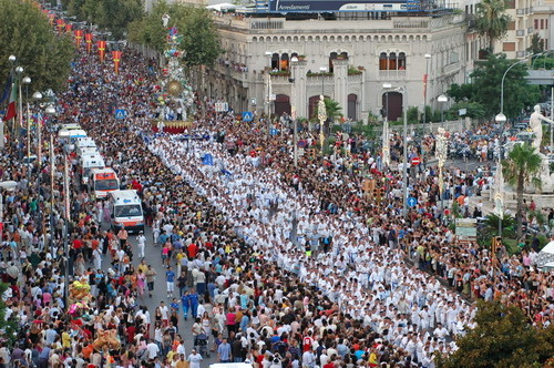 La Vara di Messina con i tiratori e gli astanti durante la processione del 15 agosto - tradizione secolare