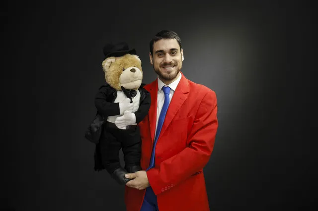 Il Mago Max in uno spettacolo di magia per cortile parrocchiale e oratorio in Sicilia