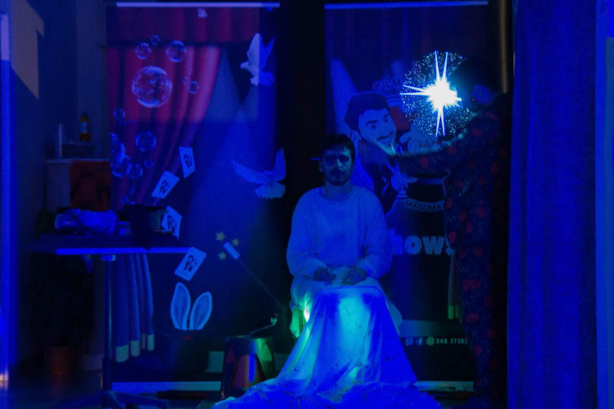 Effetti di luce nel buio durante il finale dell'Halloween Show