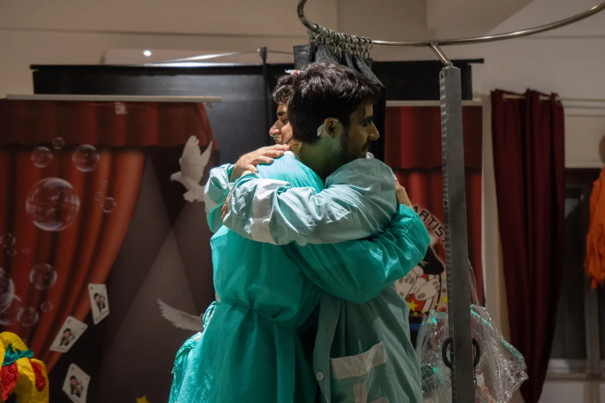 L'abbraccio finale tra i due protagonisti dello spettacolo