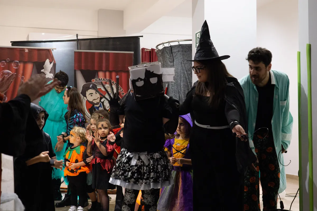 Bambini in costume e streghe alla festa di Halloween con il Mago Max