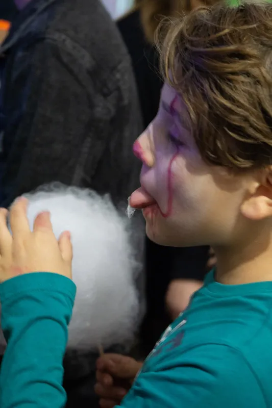 Bambino truccato assaggia lo zucchero filato