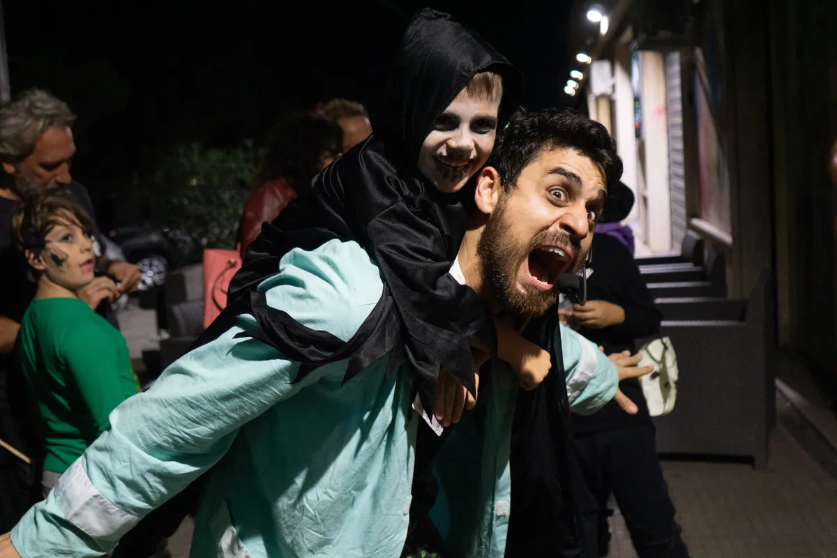 Risate e scherzi con gli ospiti in costume dopo lo show