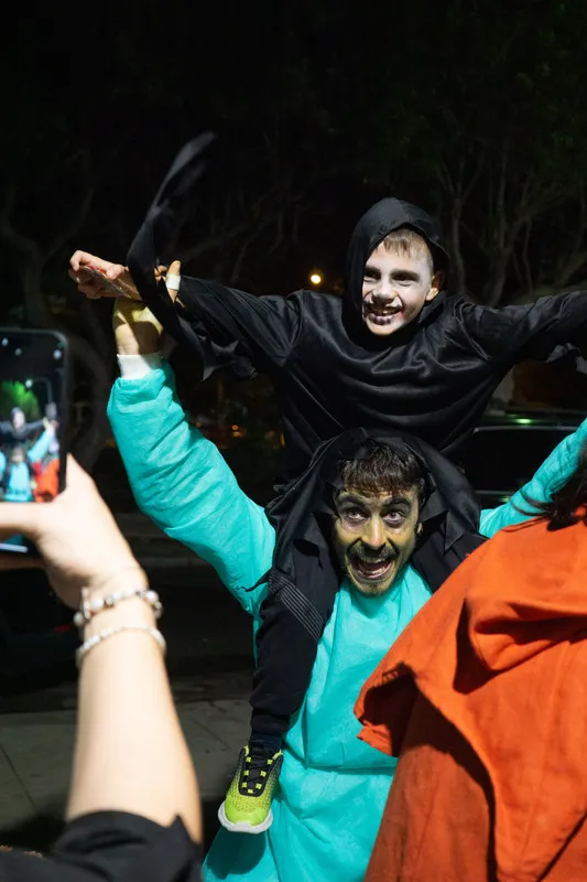 Foto ricordo in costume con gli artisti dell'Halloween Show
