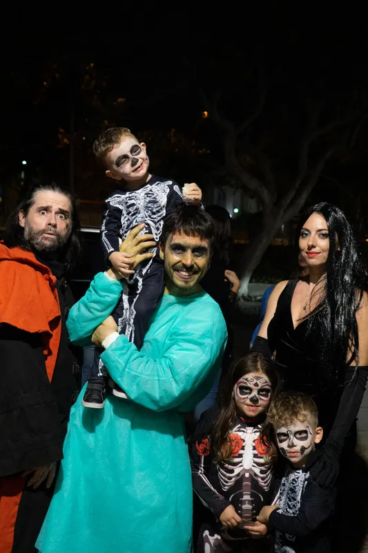 Famiglia in costume in posa con gli artisti dopo lo spettacolo