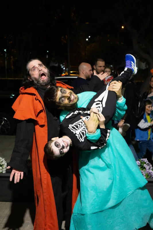 Foto ricordo scherzosa con gli artisti dell'Halloween Show