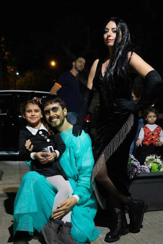 Foto ricordo con una bambina e un'ospite in costume
