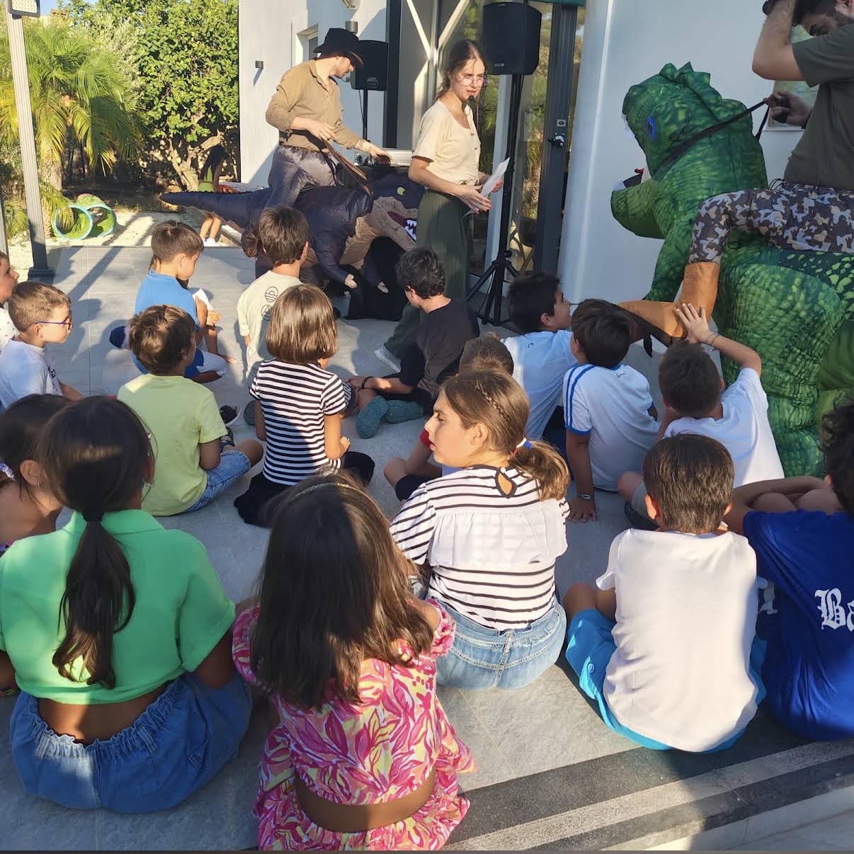 Animatori della squadra di Mago Max durante una festa con i bambini