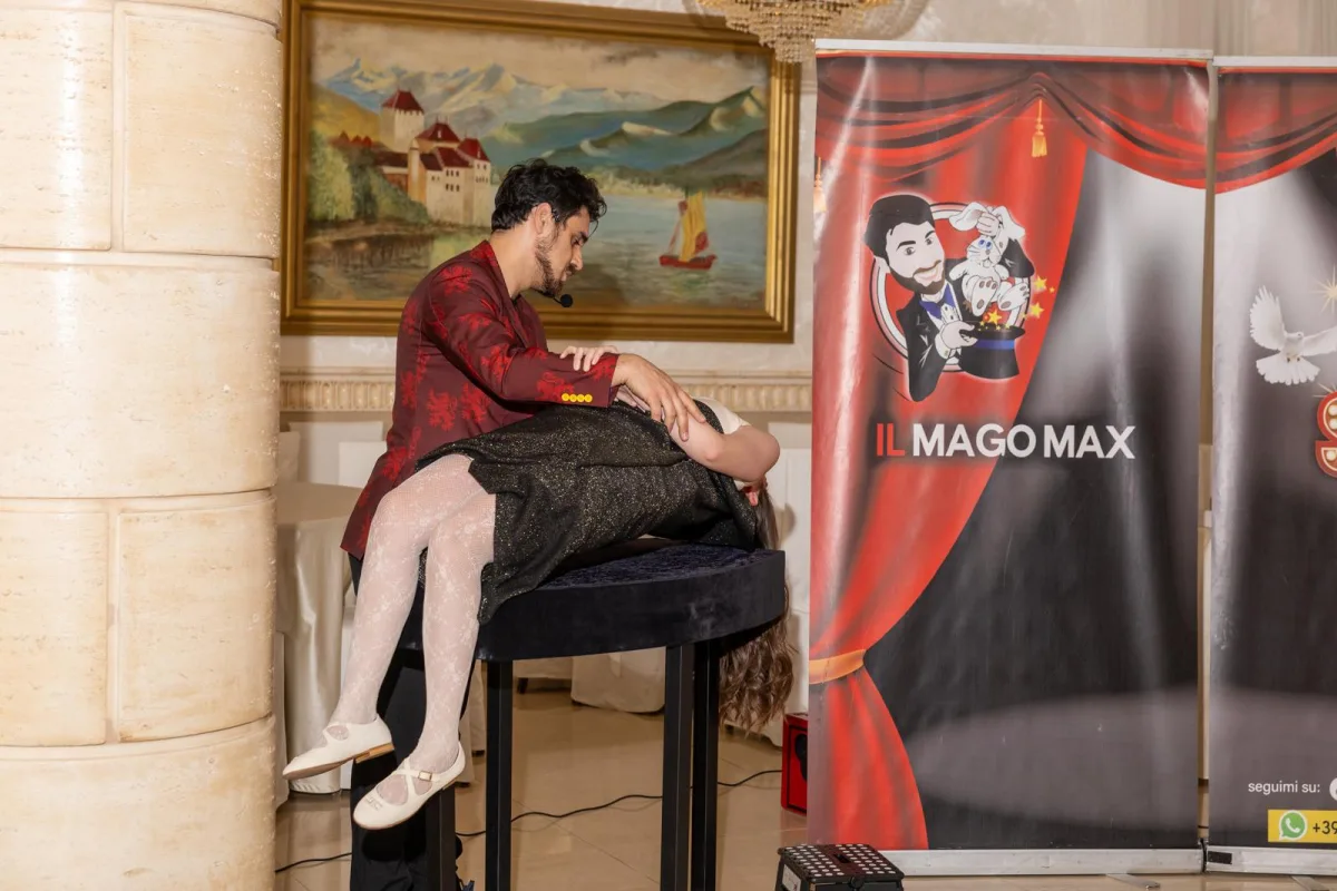 Il Mago Max esegue una levitazione magica durante lo spettacolo