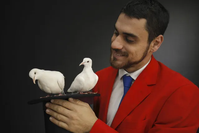 Il Mago Max fa apparire due colombe bianche dal cilindro
