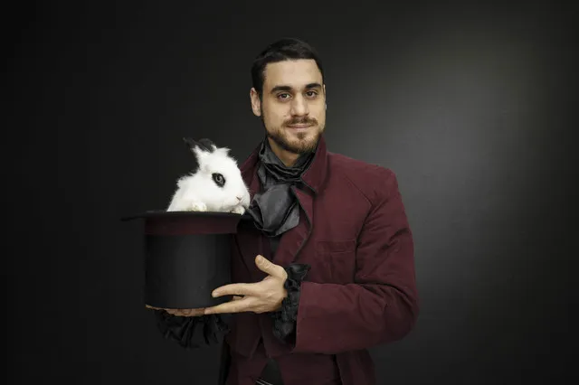 Il Mago Max con il coniglietto bianco che spunta dal cilindro