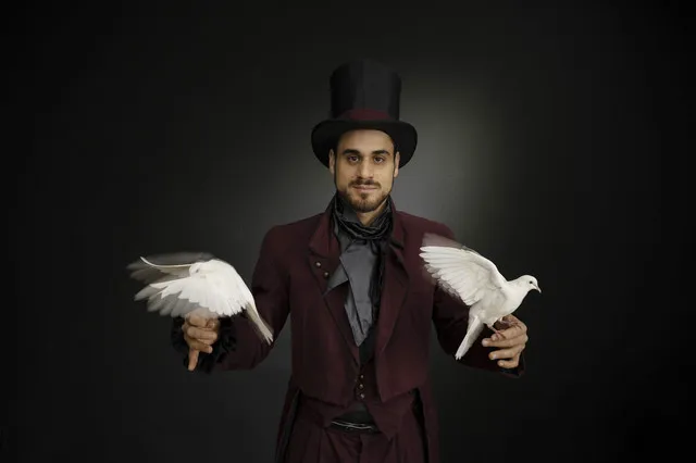 Il Mago Max con il cilindro e due colombe bianche, spettacolo di magia per battesimo