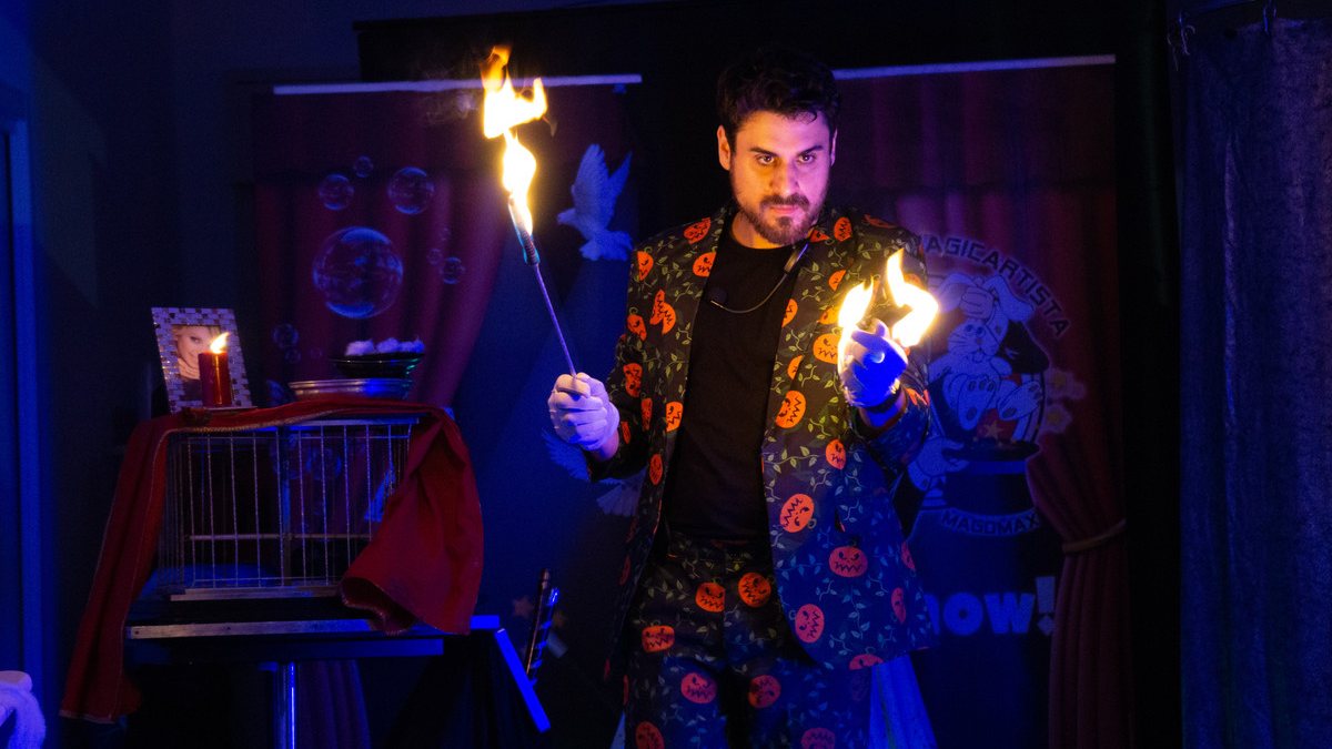 Il Mago Max con le fiamme tra le mani durante l'Halloween Show