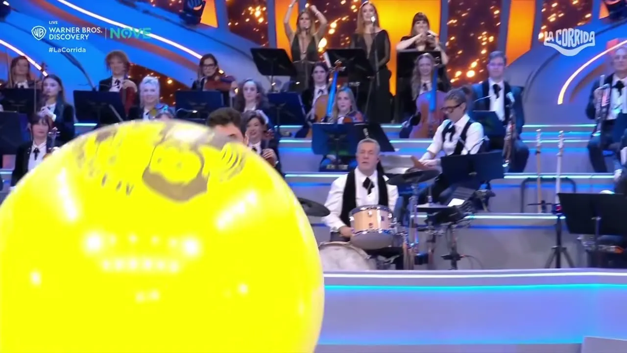 Il Mago Max dentro il pallone gigante giallo sul palco de La Corrida 2025 su NOVE
