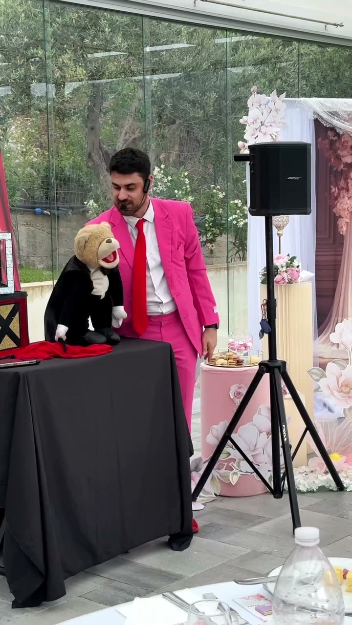 Il Mago Max con il pupazzo Tano durante uno spettacolo di ventriloquia